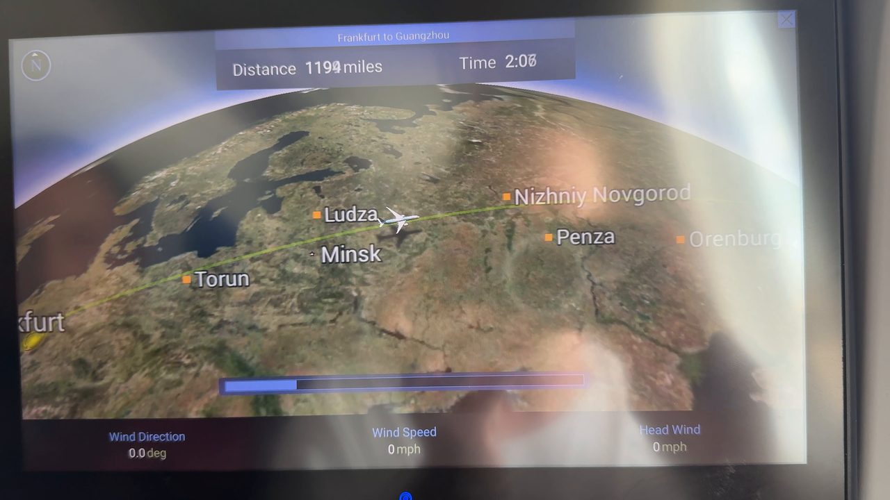 Sitzmonitor im Flugzeug mit der Flugkarte Frankfurt to Guangzhou, Route über Osteuropa