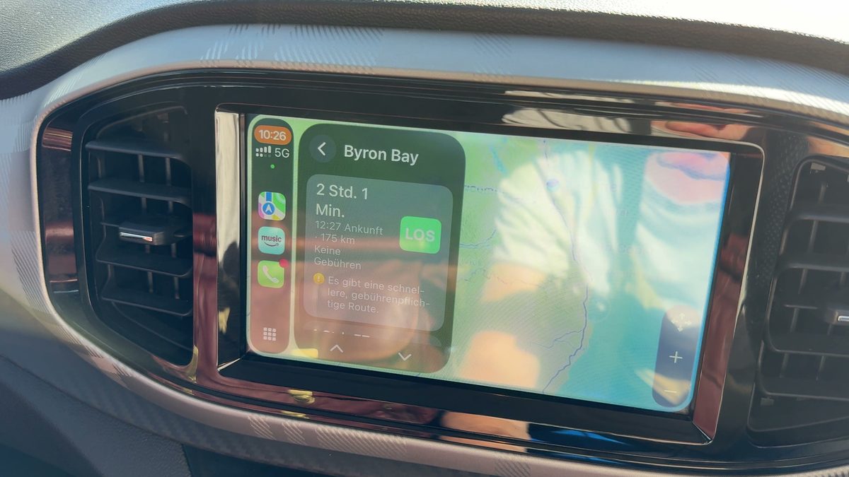 CarPlay-Display im Mietwagen mit Navigationsziel Byron Bay, Anzeige 2 Stunden 1 Minute und 175 Kilometer