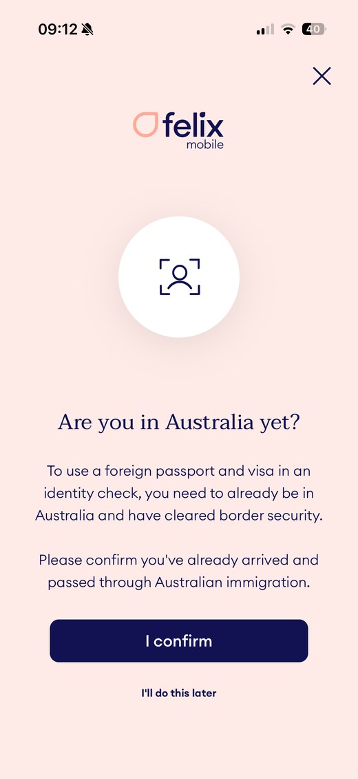 Screenshot der felix-Mobile-App beim Ausweis-Check: Überschrift 'Are you in Australia yet?' mit dem Hinweis, dass man für die Prüfung mit ausländischem Reisepass und Visum schon in Australien und durch die Grenzkontrolle sein muss, plus Bestätigungs-Button 'I confirm'.