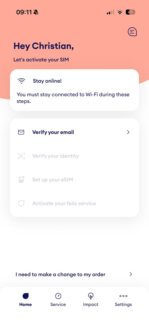 Screenshot der felix-Mobile-App mit der Aktivierungs-Übersicht: vier Schritte untereinander, E-Mail bestätigen, Identität prüfen, eSIM einrichten und felix-Dienst aktivieren, dazu der Hinweis, während der Schritte im WLAN zu bleiben.